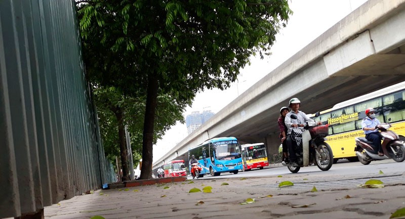 Via he duong Pham Hung bi chan boi hang rao “tu tren troi roi xuong” - Hinh anh 8